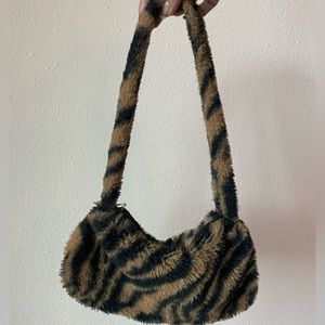 Faux tiger fur shoulder bag🤎